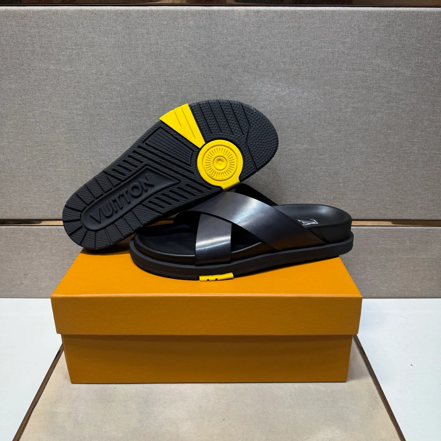 Men's men's shoes 💰pp420 [LV～] Men's casual slippers 2025z cabinet sales simultaneously 🔶Size: 38-44#️⃣ 🔷4 colors🔜The upper is made of cowhide stitching ➕Cowhide lining, comfortable and breathable, sole: original comfortable, wear-resistant and non-slip outsole, ⚠️Real 📱Photography🎬The real thing is better📢📢📢